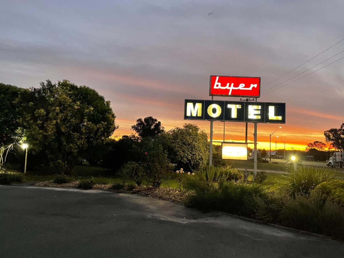 Byer Fountain Motor Inn 홀부록 외부 사진