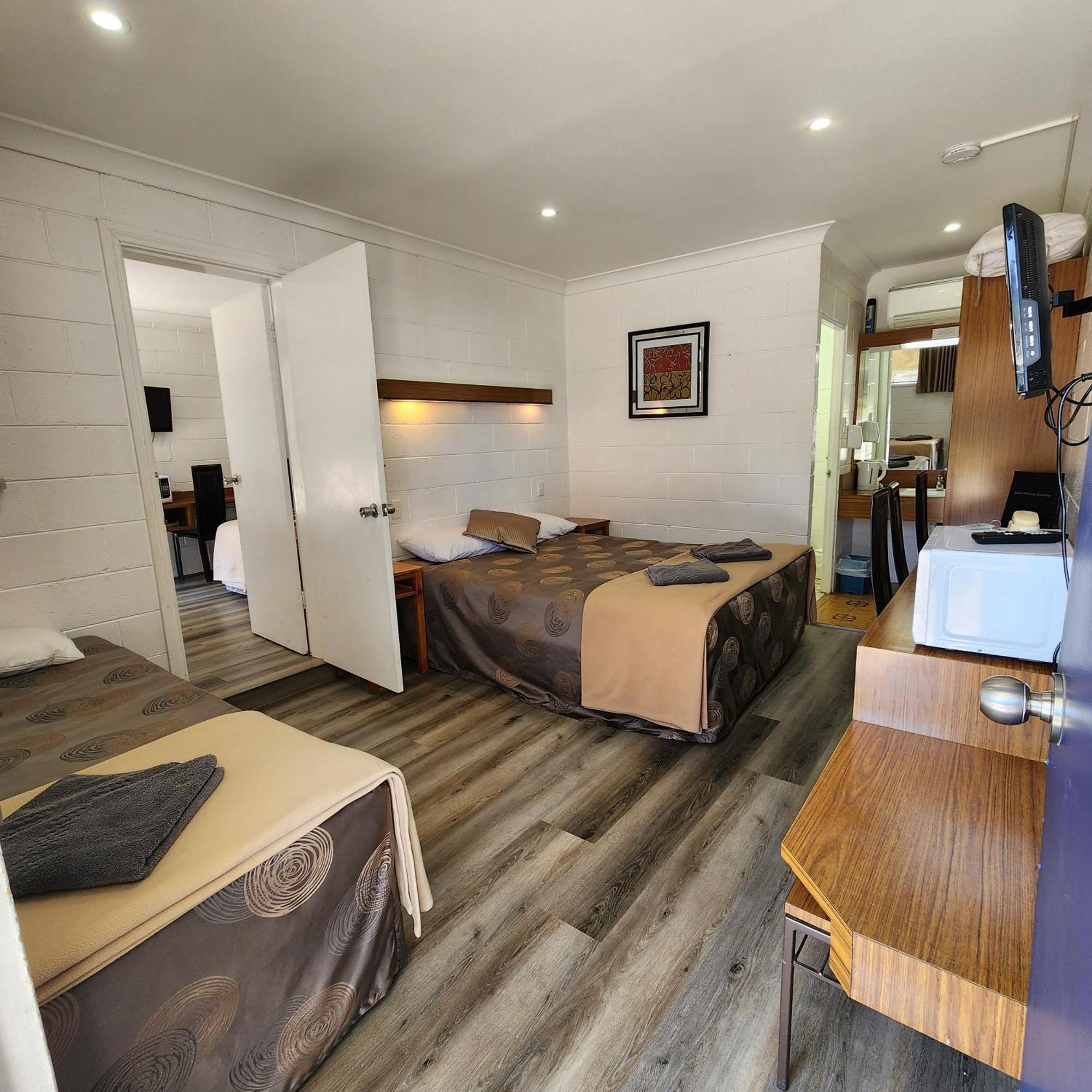 Byer Fountain Motor Inn 홀부록 외부 사진