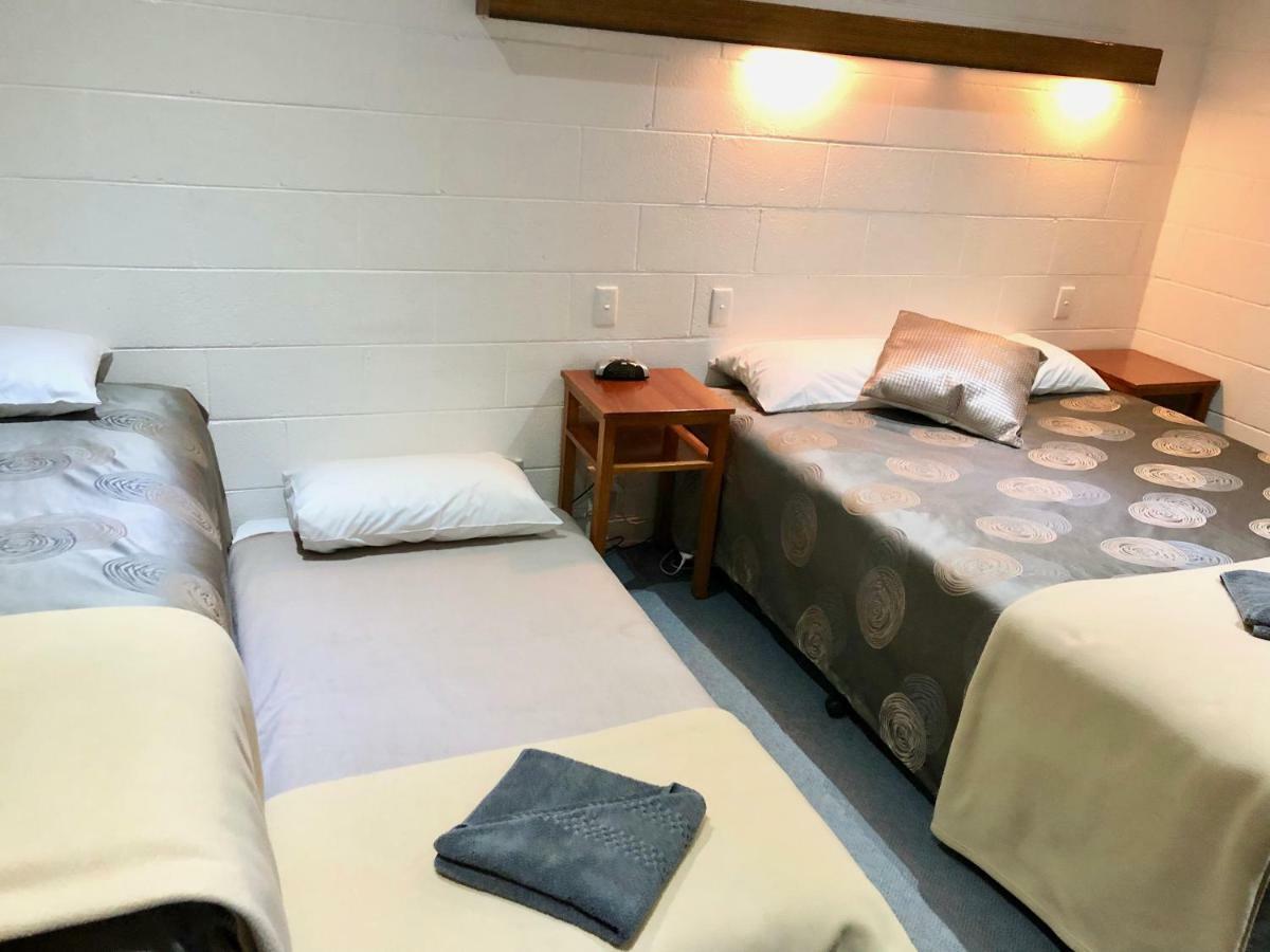 Byer Fountain Motor Inn 홀부록 외부 사진