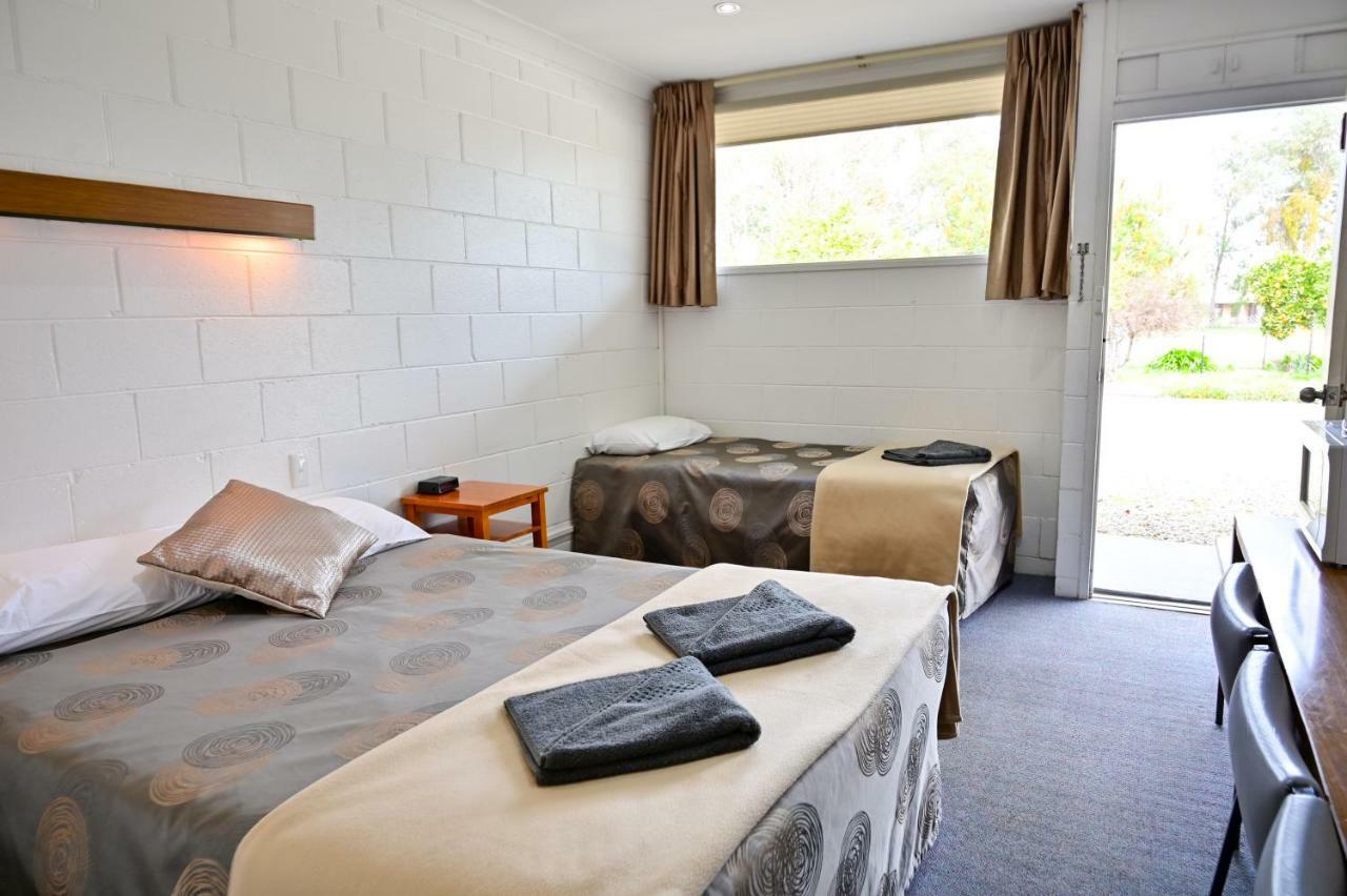 Byer Fountain Motor Inn 홀부록 외부 사진
