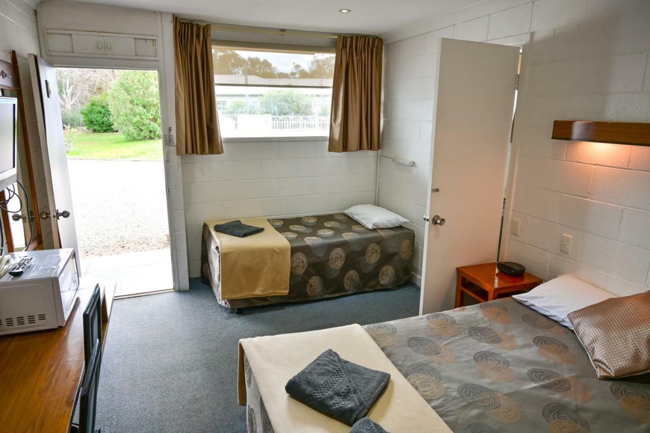 Byer Fountain Motor Inn 홀부록 외부 사진