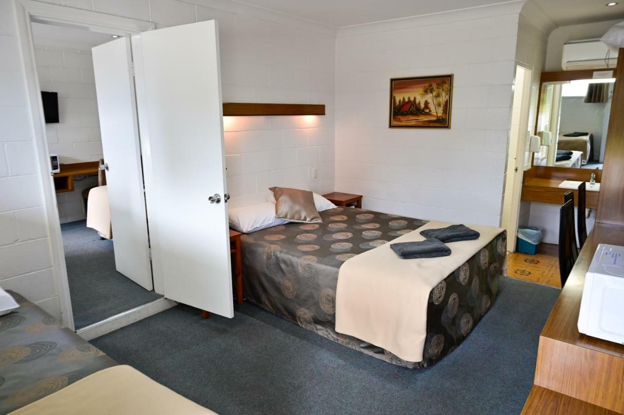 Byer Fountain Motor Inn 홀부록 외부 사진