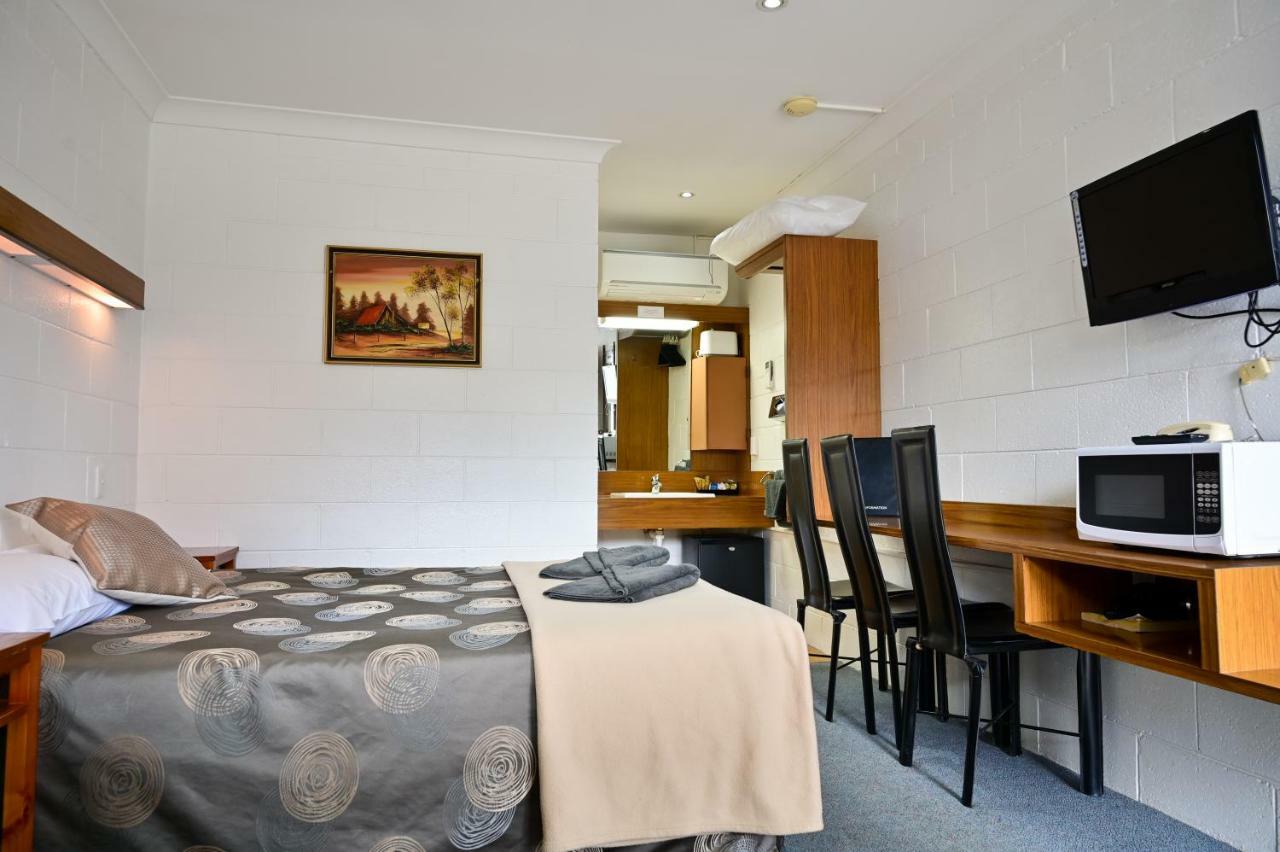 Byer Fountain Motor Inn 홀부록 외부 사진